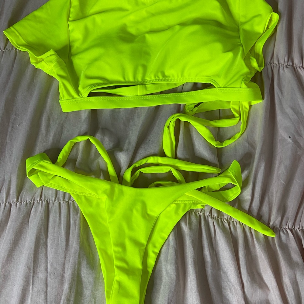 bikini / 2 piece bathing suit